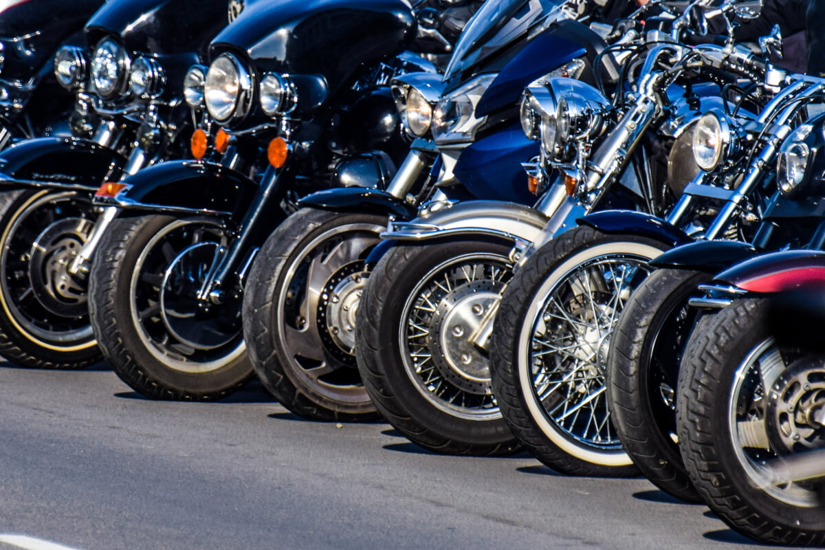 複数の青いバイク