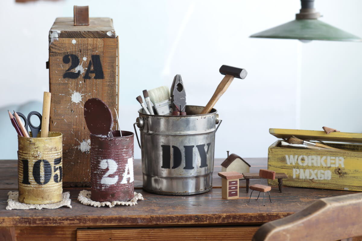 DIYや数字が書かれている缶