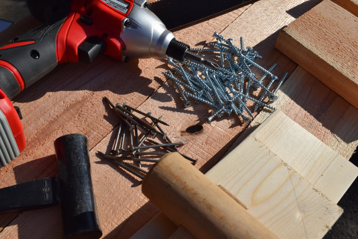 インパクトドライバーと釘と木材